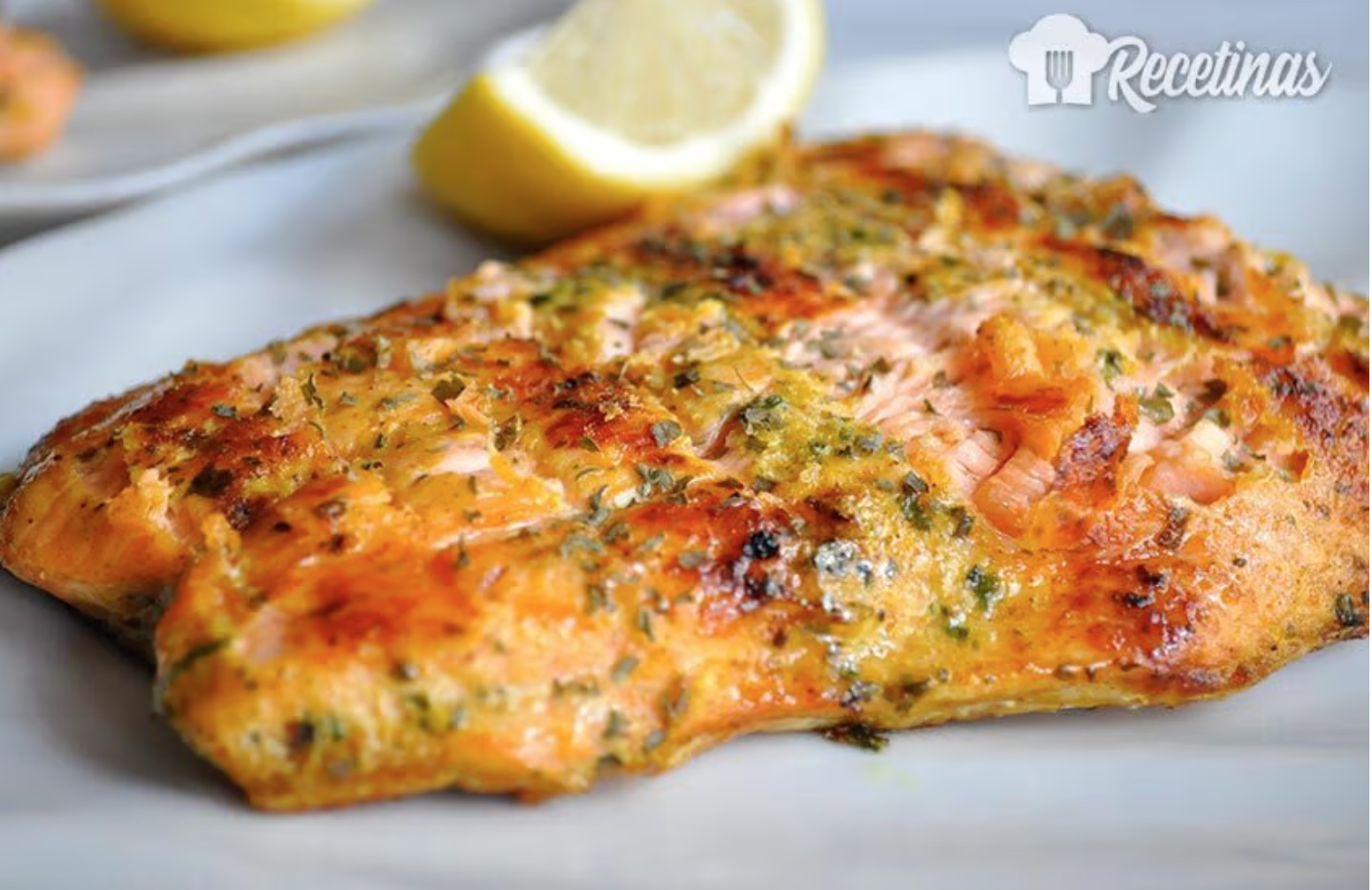 Pimientos en conserva con salmón a las hiervas y 1 tajada de melón cantaloup.